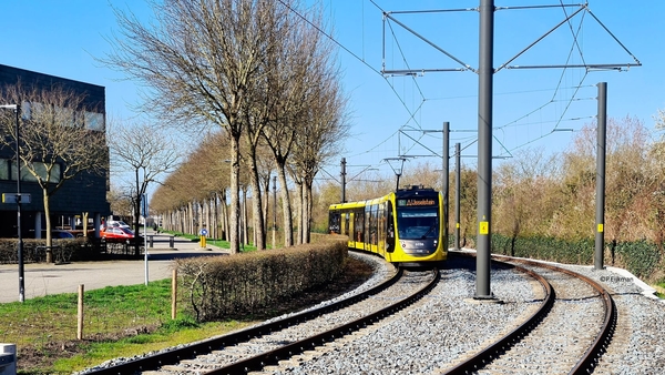 U-OV CAF 6056 nadert halte Binnenstad in IJsselstein.