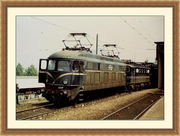 1007 met een onbekende 1100 en een andere 1000, station Eindhoven