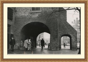1958 Buitenhof, het poortje van de Gevangenpoort is afgebroken
