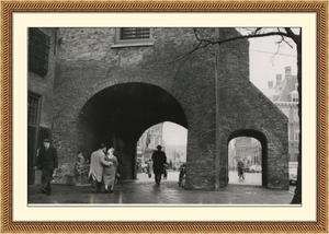 1958 Buitenhof, het poortje van de Gevangenpoort is afgebroken