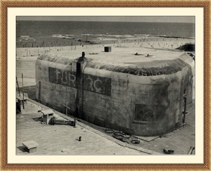 Boulevard met een bunker uit de Atlantikwall (W.O.II) 1945