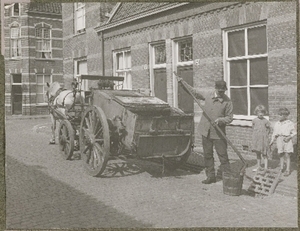 Haagsche Reinigingsdienst met hier een putjesschepper