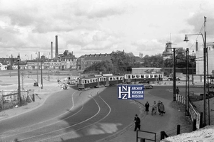 Tweelingtram A606-605 met B14 komt vanaf het Leidse Stationsplein