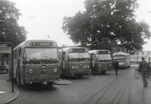Apeldoorn, busstation Sophiaplein, 1965, met gereedstaande VAD-bu