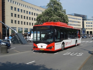 BYD K9 1903 van Syntus Utrecht is als lijn 5 op station Amersfoor