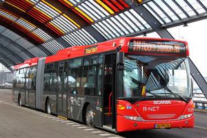 Een gelede Scania Omnilink in de kleurstelling van R-net van het 