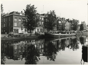 Bierkade 14-23a, tussen de Bierstraat (l.) en het Spui, gezien va