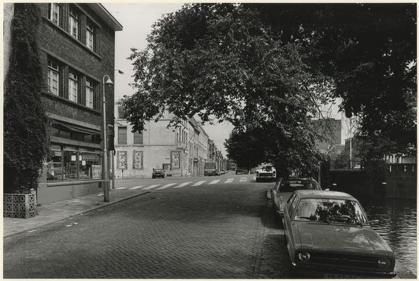 Bierkade, gezien van de Dunne Bierkade naar het Spui; linksmidden