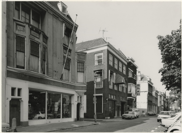 Bierkade, ter hoogte van de Kranestraat gezien richting Spui. 197