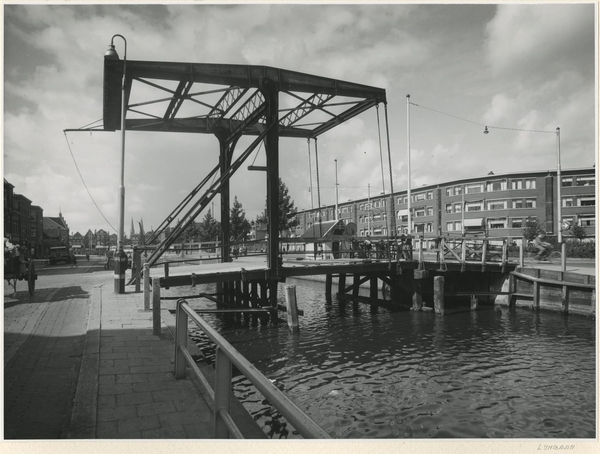 Den Haag. Brug tussen de Prinsegracht en de 's-Gravenzandelaan. L