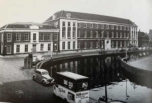 Hoofstkade Haagser kan niet..Hus en de pisbak