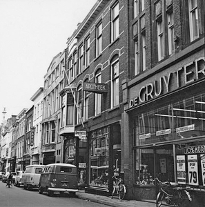 Korte Poten 7,rechts de Gruyter