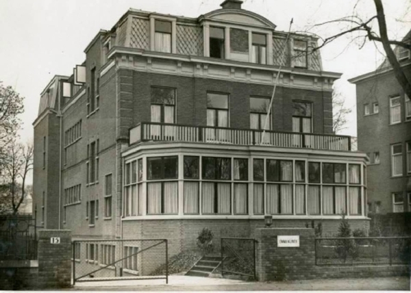 Op 22 april 1933 werd op de Parkweg 15 de Emmakliniek geopend