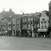 Spui tussen de Turfmarkt (rechts) en de Kalvermarkt. 10 juni 1956