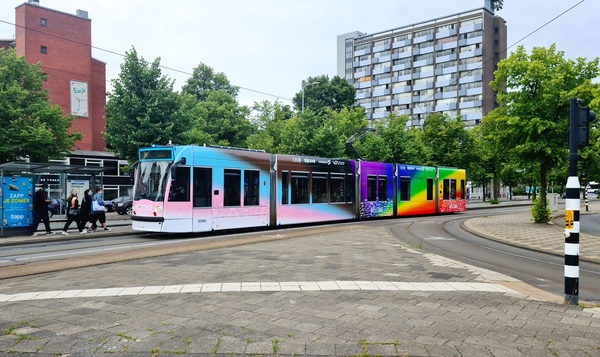 2090 showt hier zijn kleurrijke uiterlijk op het Surinameplein. 3