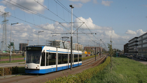 Een Combino van tramlijn 26, de IJtram, op de IJburglaan op het S