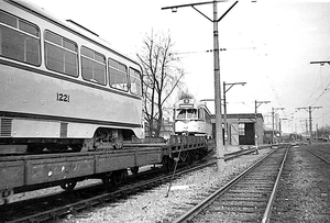 HTM 1221 en 1220 bij aankomst in Den Haag Delftselaan. 17 april 1