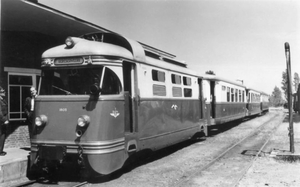 Langs het perron van station Spijkenisse staat een extra tram ger