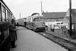M1806 + tram Hellevoetsluis - Rotterdam en links M1807 + tram naa