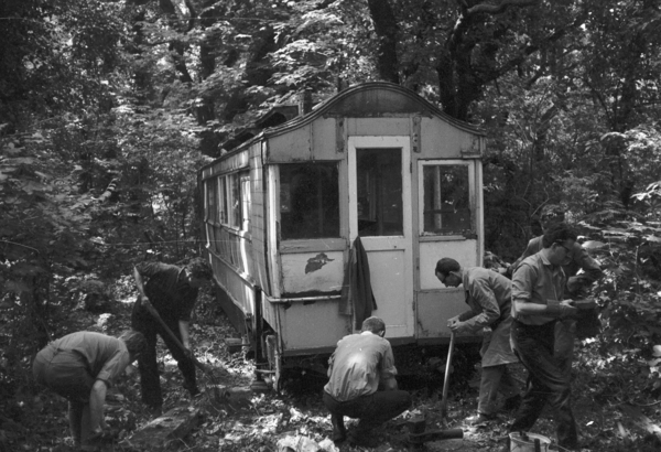 RTM AB388 in Loosduinen. Het rijtuig stond ingegroeid als vakanti