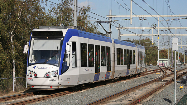 Een Randstadrailtram in Zoetermeer