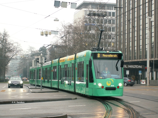 BVB Be6-8 316 rijdt vanaf de Aeschengraben de Centralbahnplatz op