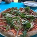 38) Pizza met rucolablaadjes erop