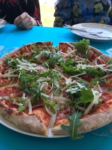 38) Pizza met rucolablaadjes erop