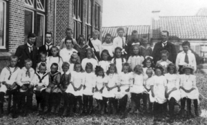 1920  School met de Bijbel (in 1920 opgericht ) (JS)