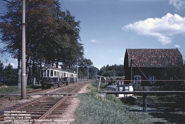 1959. De Blauwe Tram op de Veursestraatweg tussen Voorschoten en 