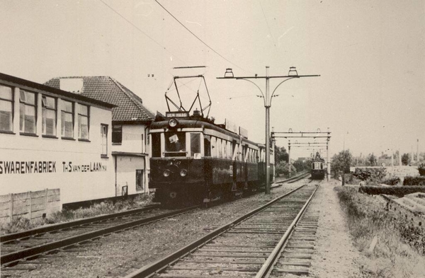 1959. De Blauwe Tram, halte Van der Laan vleesfabriek.