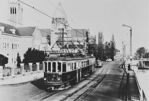 Haarlem In 1957 een Boedapesterstel dat net van de Emmabrug was g