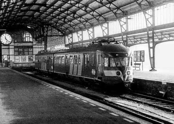 Een tweetje Mat '46 verzorgt in 1981 de dienst naar IJmuiden,Haar