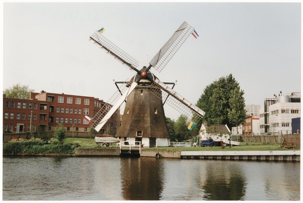 Den Haag. Trekvliet met Laakmolen en daarachter de Laakweg-Laakka