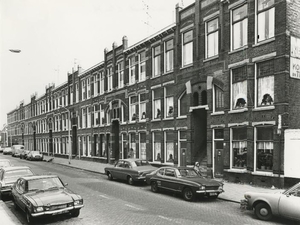 Frans Halsstraat 2-76, gezien naar de Jacob Marisstraat.1979