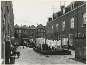 Hofje van Leeuwenberg. Groenewegje 50-56.