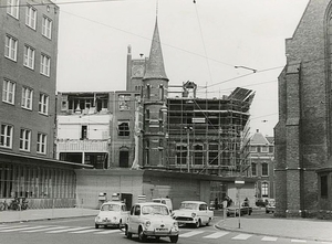 Kerkplein, de afbraak van het oude postkantoor.links staat al een