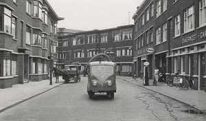 Okkernootstraat, gezien naar de Thorbeckelaan.links de paard en w