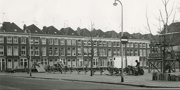 Teniersstraat-Van Dijckstraat, speelterrein en zitje.links boven 