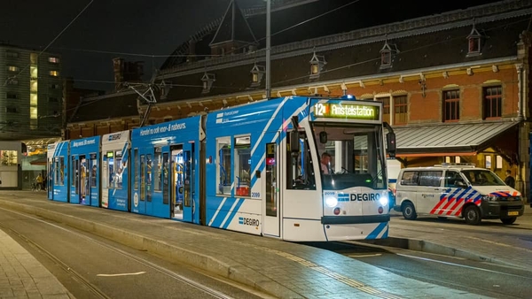 GVB 2099 voor het Centraal Station in Amsterdam. De tram doet die