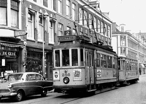 Den Haag in 1963. Toen lijn 2 nog reed door de Prins Hendrikstraa