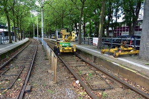 Halte Oostinje, werkmaterieel van Bam Rail. 10 augustus 2021.