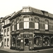 1980.   Hoek Damstraat (rechts) Sluiskant, de  winkel van Zwennes