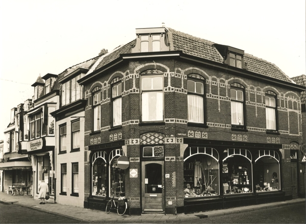 1980.   Hoek Damstraat (rechts) Sluiskant, de  winkel van Zwennes