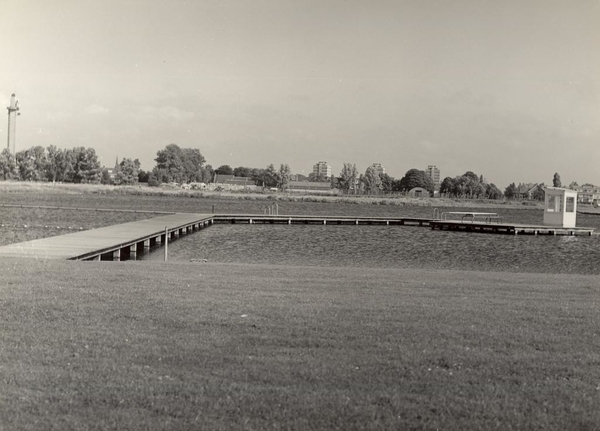 Het Leidschendamse zwembad in 1968.