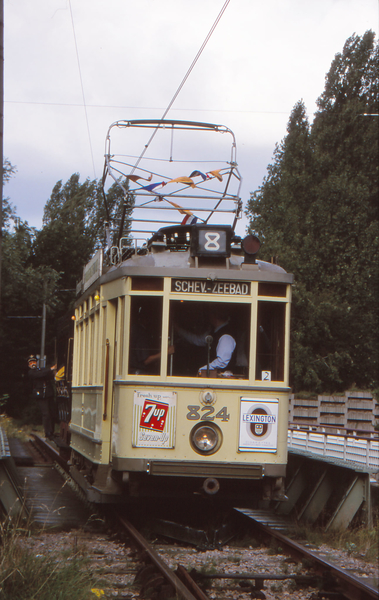 HTM 824 met Amsterdamse open bijwagen 600 op de brug over de snel