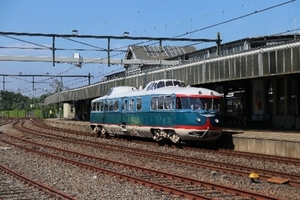 Kameel passeert Naarden-Bussum op nu verdwenen rails. 22-05-2010