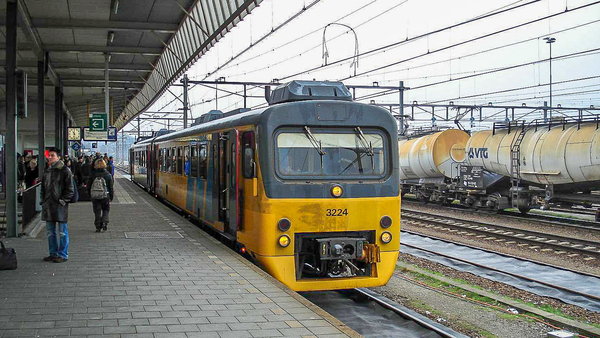 Op station Venlo staat Veolia Limburg 3224 DH-2, klaar voor vertr