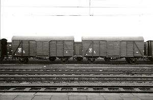 De NS 20352+ 20369 in het europees rood. Alkmaar 19-04-1954