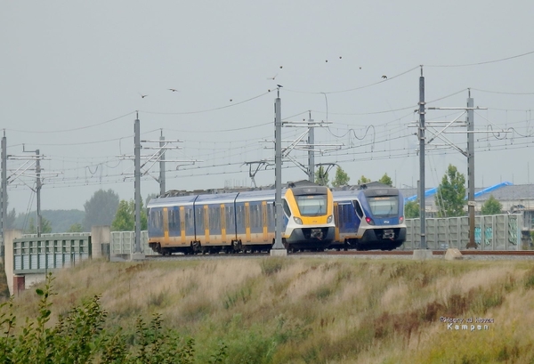 25-9-2021.  SNG's 3009 (geel) en de 2764 passeren elkaar nabij st